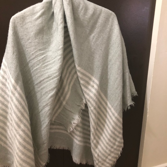 Shawl - Picture 2 of 5